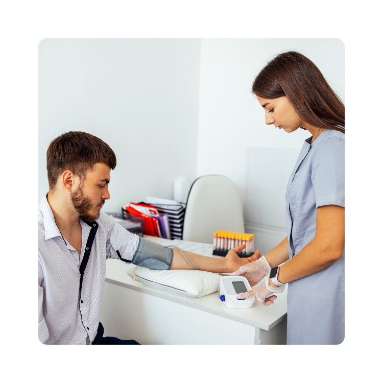 Pielęgniarka wykonuje pomiar ciśnienia krwi u pacjenta podczas badania okresowego