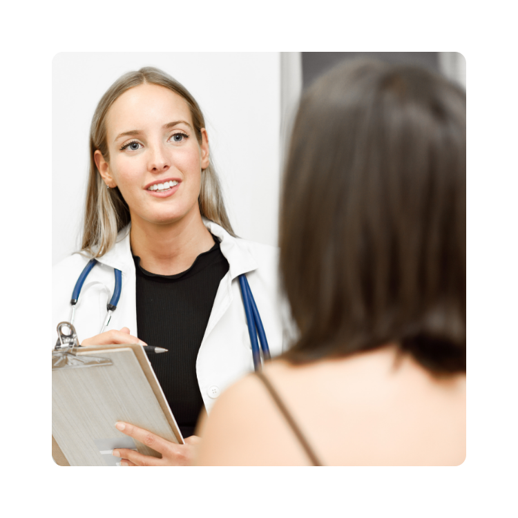 diagnostyka w gabinecie zabiegowym w promed Lekarka rozmawia z pacjentką – konsultacja medyczna w przyjaznej atmosferze