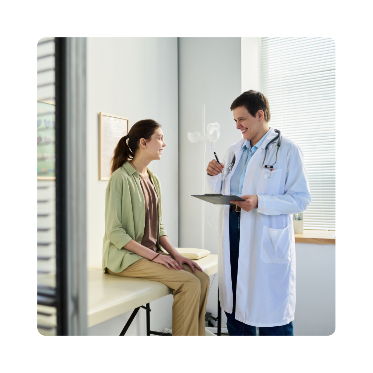 Lekarz prowadzi konsultację z pacjentką w gabinecie zabiegowym