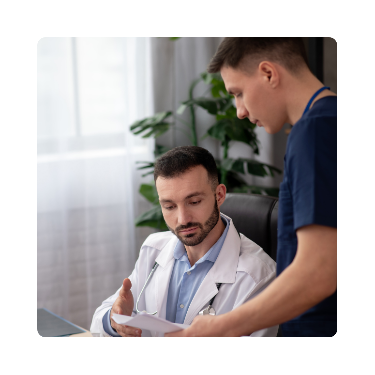 Dw&oacute;ch lekarzy omawia dokumentację medyczną w gabinecie