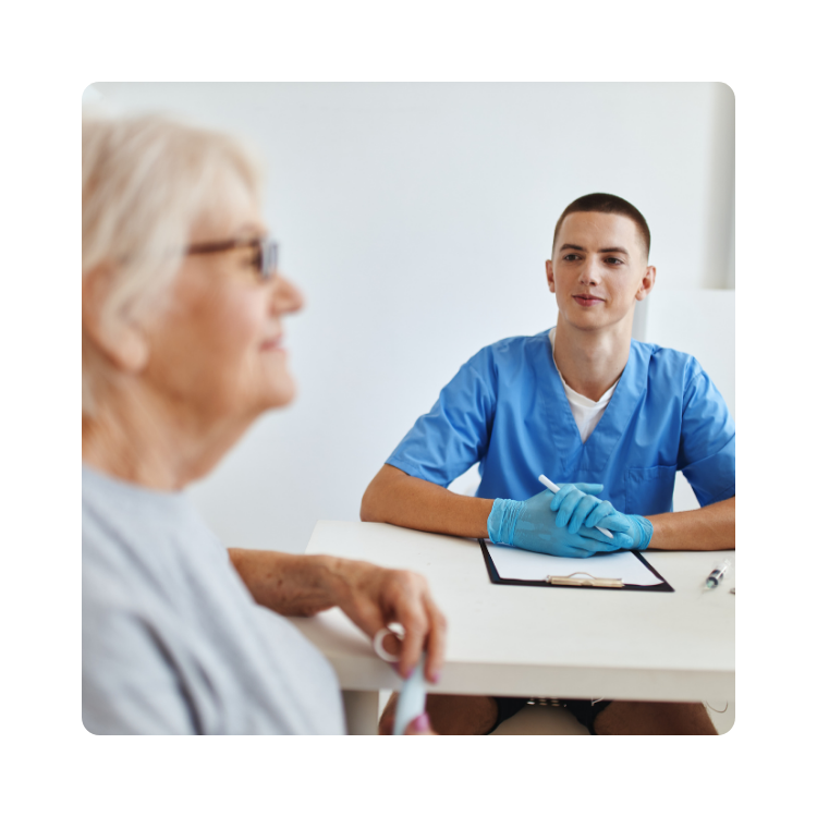 konsultacja z lekarzem gabinecie zabiegowym w promed Starsza pacjentka podczas konsultacji z lekarzem w gabinecie zabiegowym