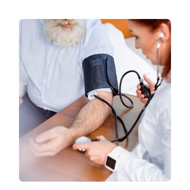 Lekarka mierząca ciśnienie krwi starszemu mężczyźnie w gabinecie lekarskim