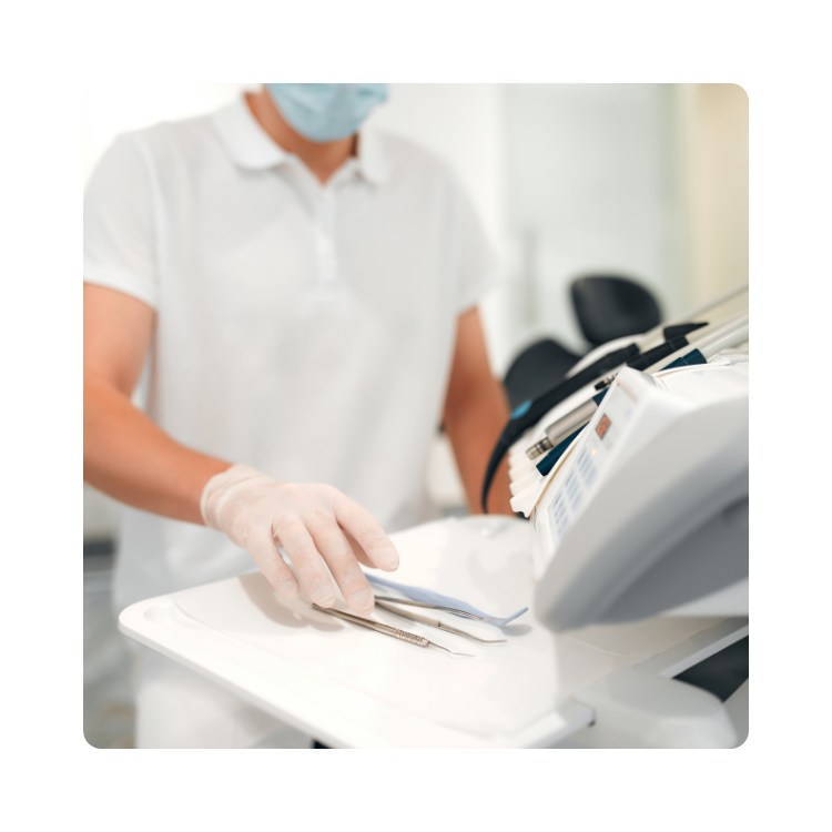 Stomatolog przygotowuje narzędzia przed zabiegiem dentystycznym