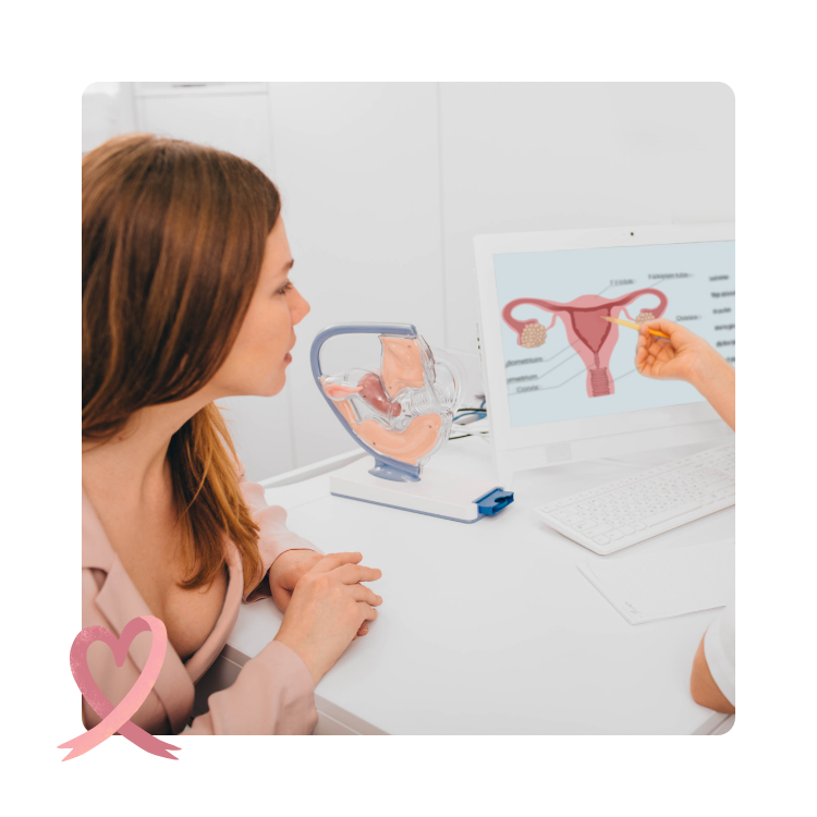 Kobieta podczas konsultacji ginekologicznej z omawianiem modelu narządów rodnych