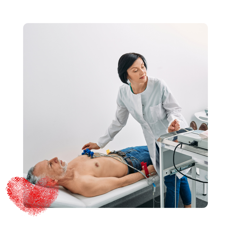 Personel medyczny wykonuje badanie EKG u starszego pacjenta