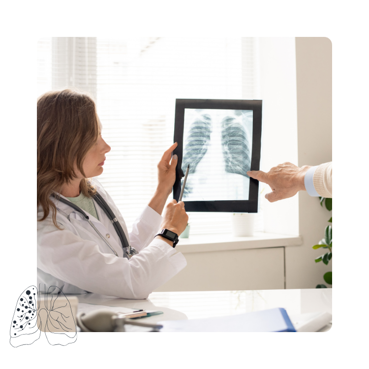 Lekarka omawia z pacjentem zdjęcie RTG płuc