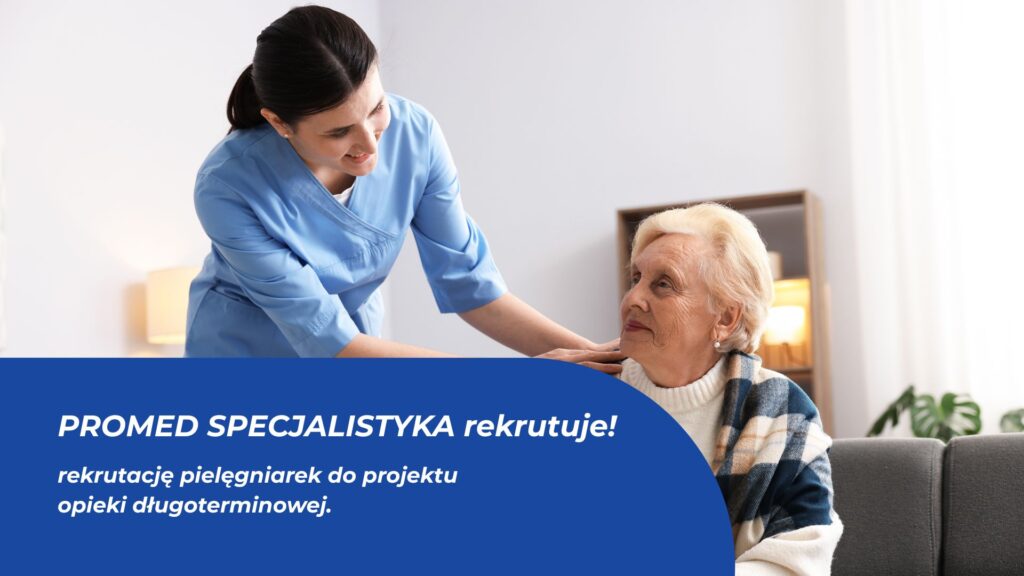 Pielęgniarka opiekująca się starszą kobietą w jej domu