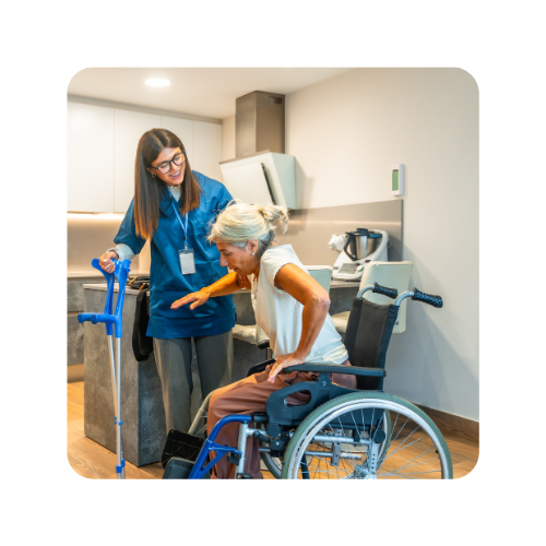 zdjęcie do oferty pracy pielęgniarka pomagająca starszej kobiecie wstać z wózka